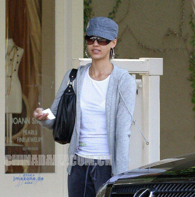 Jessica Alba's hat charm