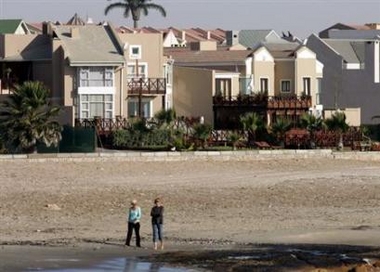 Paparazzi struggle as Pitt-Jolie birth nears