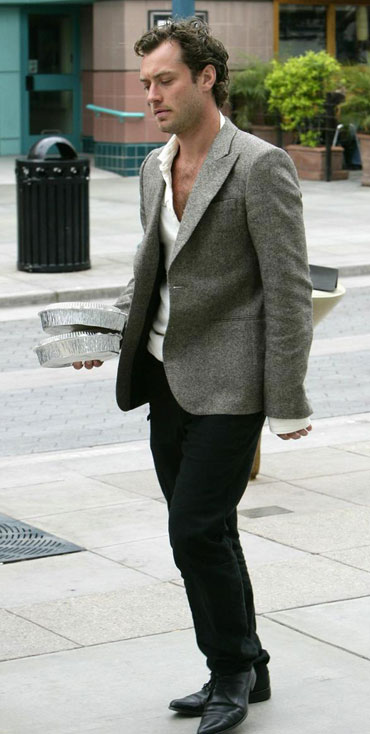 Sienna Miller caught with Jude Law