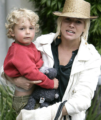 Sienna Miller caught with Jude Law