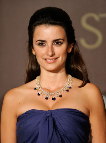 Penelope Cruz keeps Hollywood at arm's length