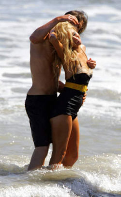 Paris Hilton's year-long celibacy vow lasts only 21 days!