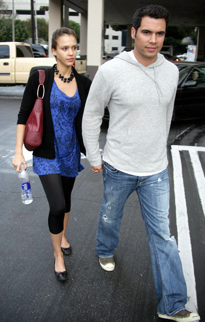 Jessica Alba doing house hunting