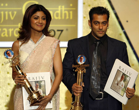 Shilpa Shetty poses after receiving the Rajiv Gandhi award