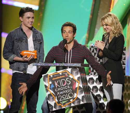 Lautner, Miley Cyrus win Kids' Choice Awards
