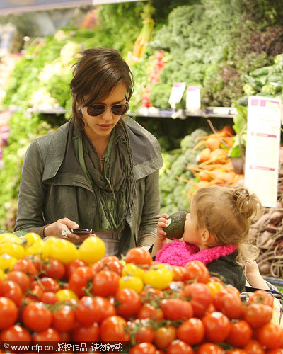 Jessica Alba and Honor shopping at Market