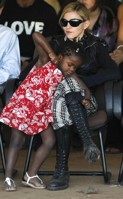 Madonna returns to Malawi on charity trip