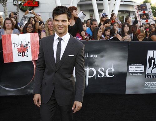 Cast members at premiere of