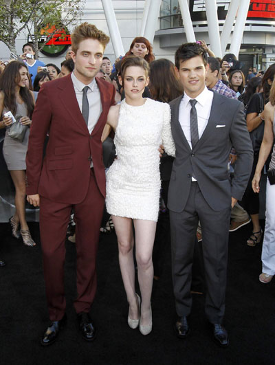 Cast members at premiere of