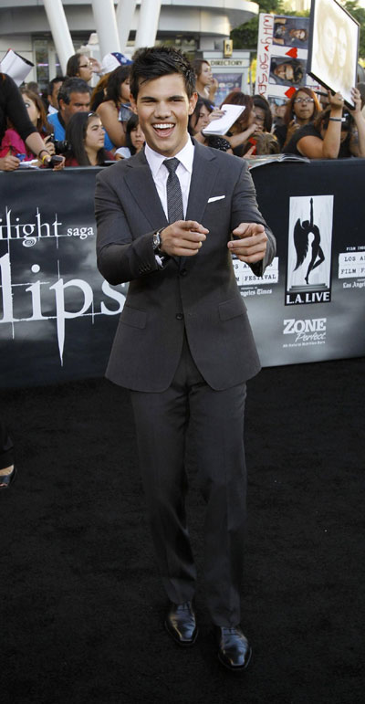 Cast members at premiere of