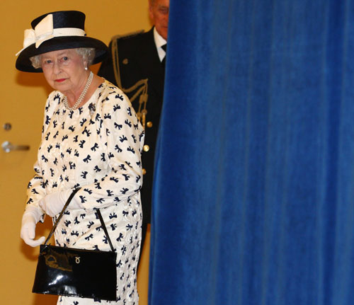 Photos:Queen Elizabeth II helps celebrate Canadian navy's 100th