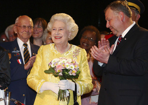 Photos:Queen Elizabeth II helps celebrate Canadian navy's 100th