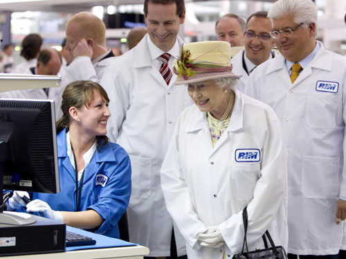 Queen Elizabeth gets a new BlackBerry
