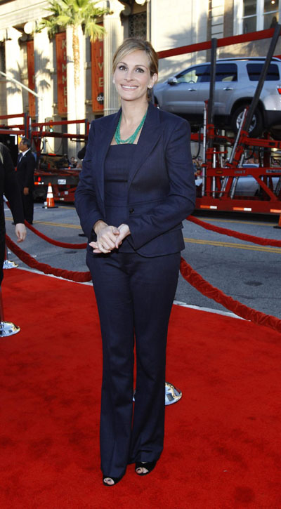 Hanks,Julia Roberts attend premiere of 'Larry Crowne' in Hollywood