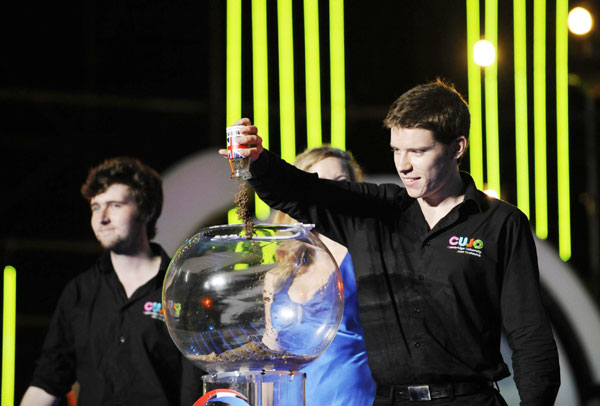 World university beach concert held in Shenzhen