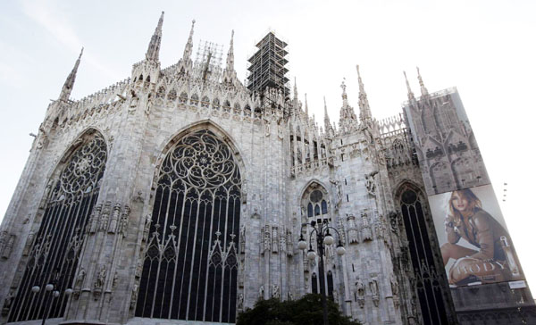 Burberry advertises on Duomo