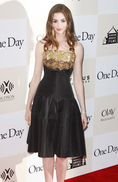 Anne Hathaway in talks for Glee role