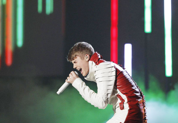 Celebrities perform at 2011 American Music Awards