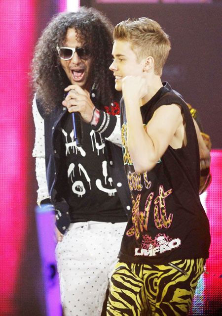 Celebrities perform at 2011 American Music Awards