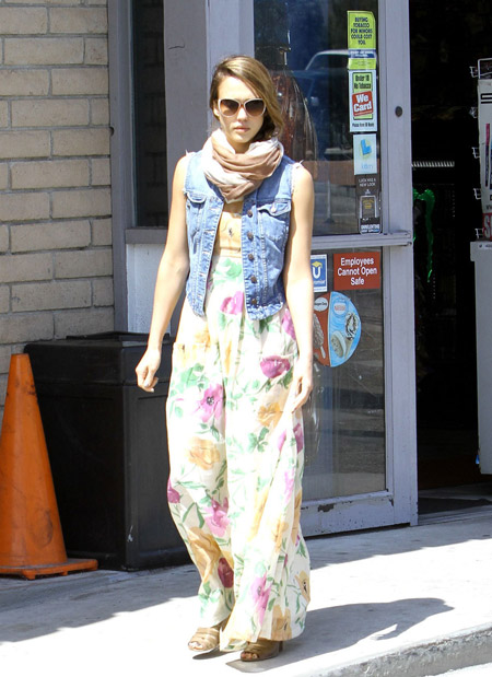 Jessica Alba takes daughter out to play