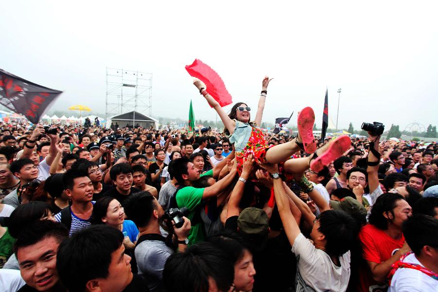 Singers perform at Golden Beach Inter City Music Festival in China's Qingdao