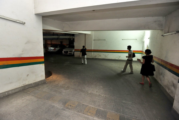 Tian's grandmother was found in a parking garage, where she fell and broke her leg, in Southwest China's Chongqing municipality, July 5, 2011. Microblog helps former diving prince find missing grandma