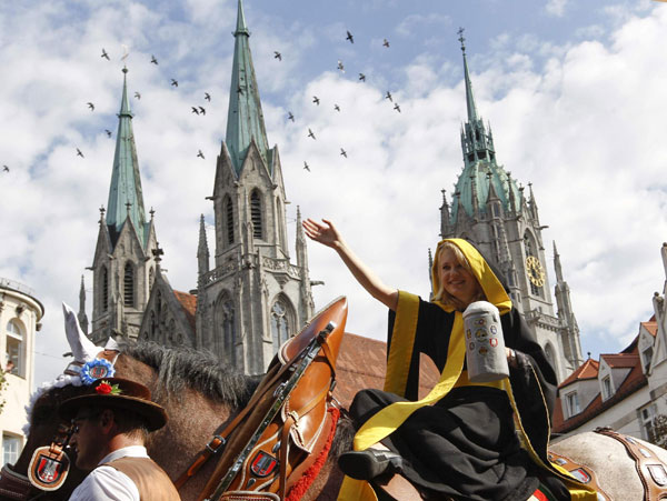'Muenchner Kindl' Maria Newrzella toasts with a beer mug while taking part in the Parade of the Landlords and Breweries during the opening of the 178th Oktoberfest in Munich September 17, 2011. World's biggest beer fest opens in Munich