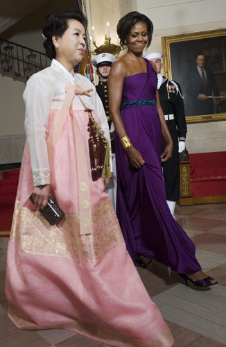 Kim Yoon-ok (L), wife of South Korean President Lee Myung-bak, and Michelle Obama (R), wife of US President Barack Obama, walk together before a state dinner in Lee's honor at the White House in Washington Oct 13, 2011. Obama, Lee hail long-sought trade deal