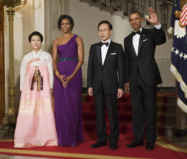 US President Barack Obama (R) and his wife Michelle (2nd L) stands with South Korean President Lee Myung-bak (2nd R) and his wife Kim Yoon-ok (L) as they arrive for a state dinner at the White House in Washington Oct 13, 2011. Obama, Lee hail long-sought trade deal