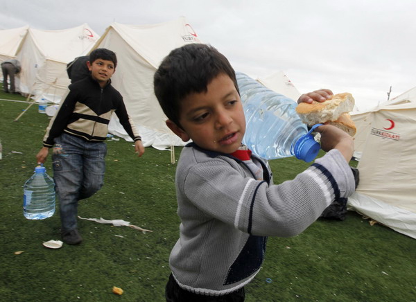 Earthquake survivors receive food aid in Ercis, near the eastern Turkish city of Van, October 27, 2011 Death toll in Turkish earthquake rises to 534