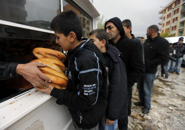 Earthquake survivors receive food aid in Ercis, near the eastern Turkish city of Van, October 27, 2011 Death toll in Turkish earthquake rises to 534
