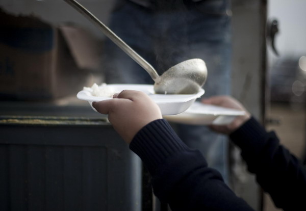Earthquake survivors receive food aid in Ercis, near the eastern Turkish city of Van, October 27, 2011 Death toll in Turkish earthquake rises to 534