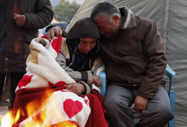 Melek Halitogullari is comforted by her father as she waits for news on her brother, who is trapped under debris, after an earthquake in Ercis, near the eastern Turkish city of Van October 27, 2011. Death toll in Turkish earthquake rises to 534