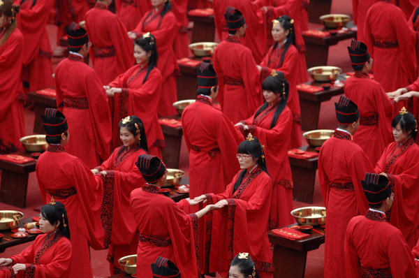 Couples wed in ancient style