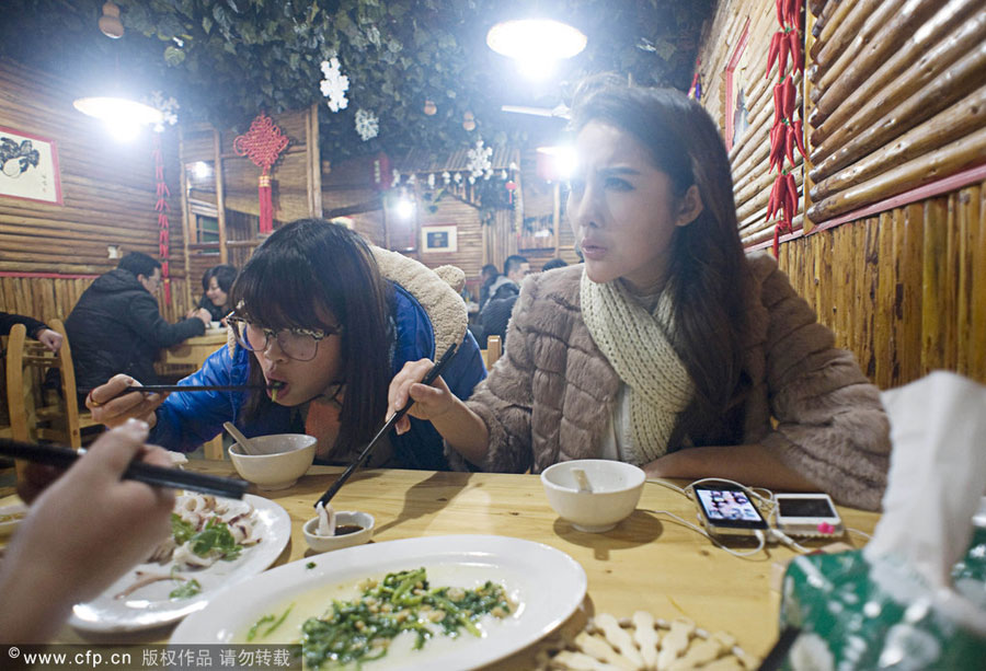 Model Xia Chenjie eats with her staff after they finish shooting late at night in Hangzhou, on Feb 16, 2012. Taobao models live for clothes