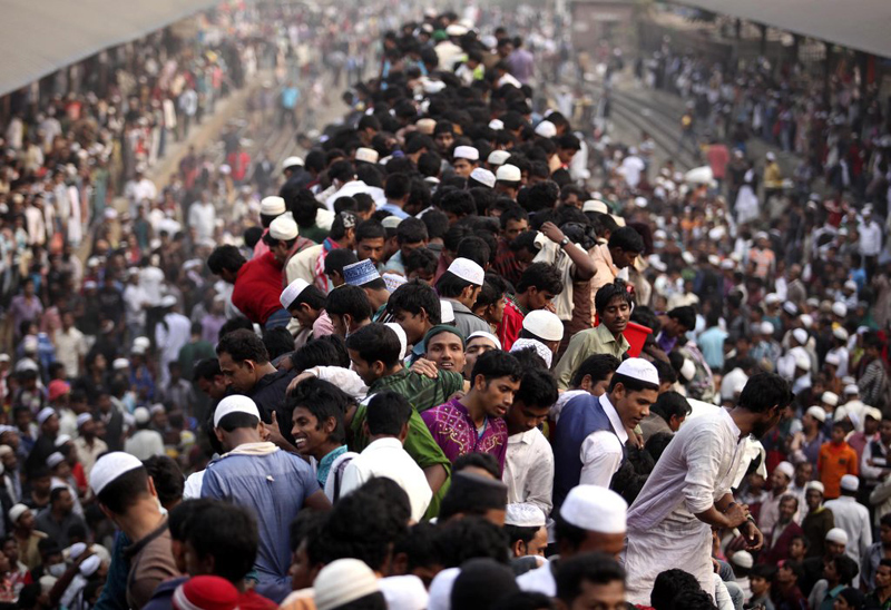 Commuters ride on the roof of a train as they come back to the city after attending the final prayer of Biswa Ijtema in Dhaka Jan 20, 2013. So you think Spring Festival travel is bad?