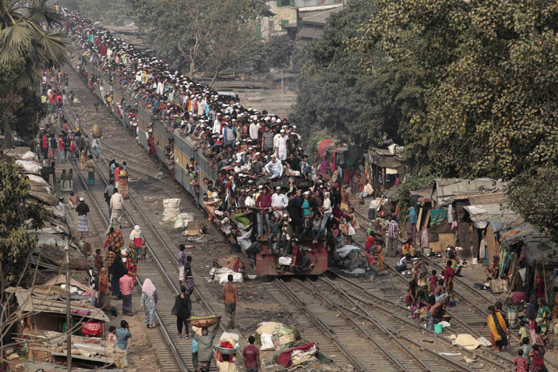 Commuters ride on the roof of a train as they come back to the city after attending the final prayer of Biswa Ijtema in Dhaka Jan 20, 2013. So you think Spring Festival travel is bad?