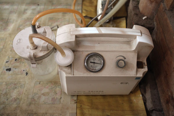 Couple keeps son alive with homemade machine