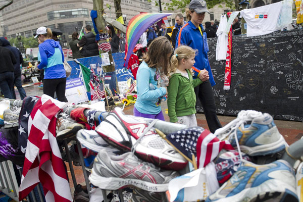 Runners complete Boston Marathon to honor victims