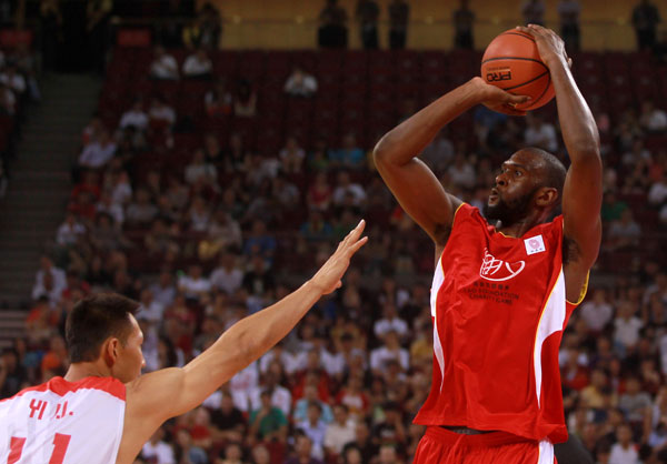Washington Wizards' Chris Singleton tries to shoot against Chinese national team's Yi Jianlian during a charity basketball match between NBA All-star team and Chinese national team in Beijing, July 1, 2013. Yao Ming, McGrady team up for charity