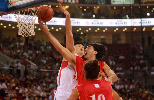 Yao's former Houston Rockets teammate Luis Scola shoots against Chinese national team's Sun Yue during a charity basketball match between NBA All-star team and Chinese national team in Beijing, July 1, 2013. Yao Ming, McGrady team up for charity