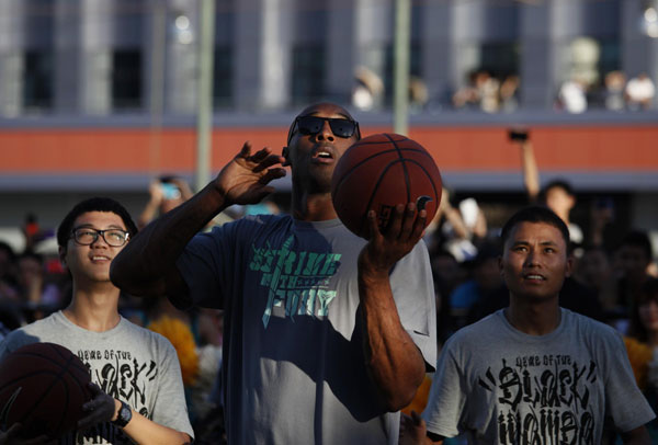 Kobe Byrant meets fans in Shenzhen