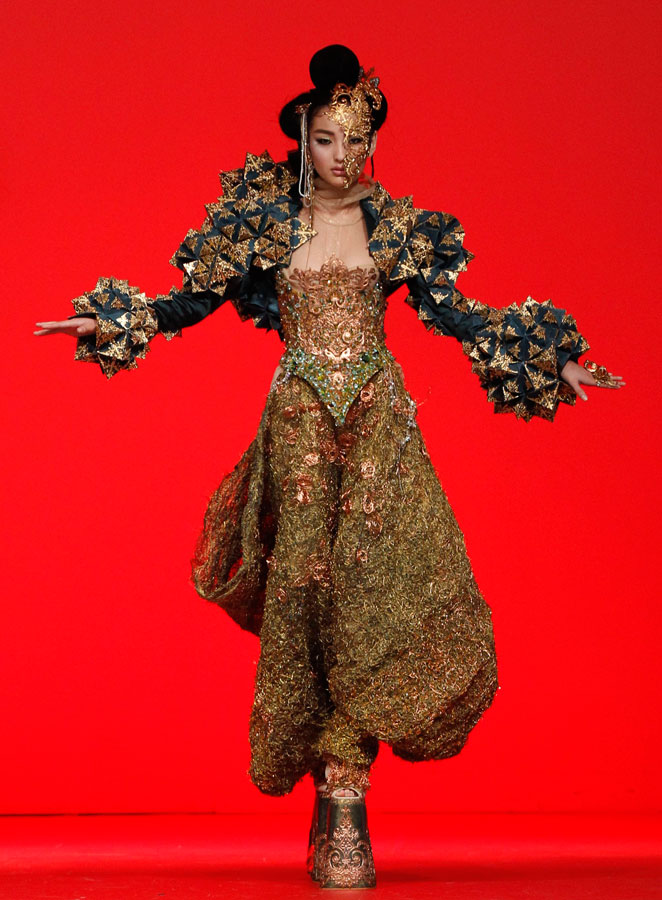 Chinese designer's creations in Singapore fashion week