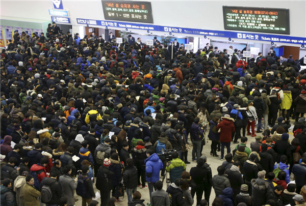 People line up to buy tickets for hometowns in Seoul
