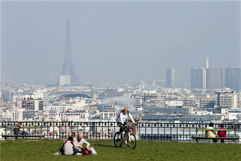 Paris gets a taste of smog