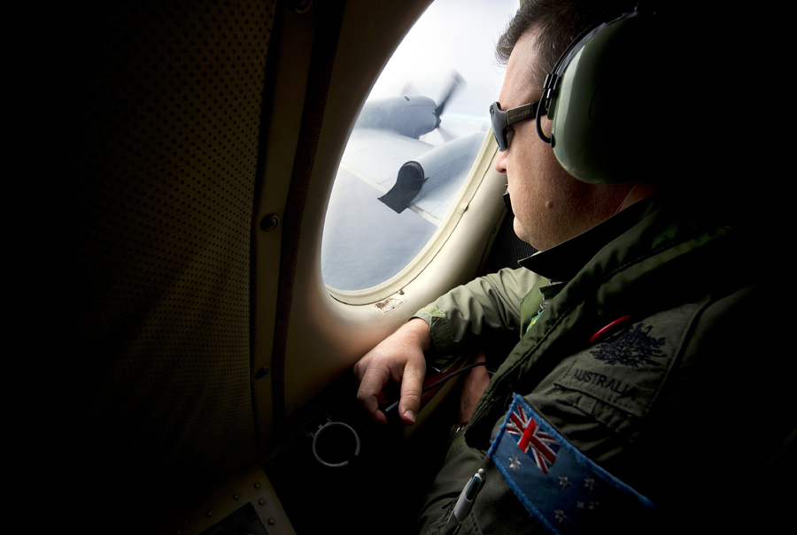 Search for missing plane resumes