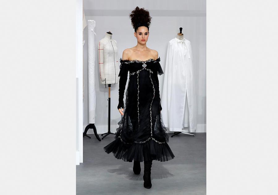 Lagerfeld pays tribute to atelier seamstresses at Chanel show