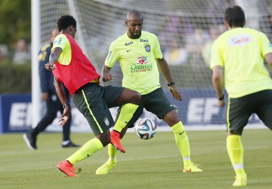 巴西隊(duì)長(zhǎng)恢復(fù)參加合練 內(nèi)馬爾等人水中訓(xùn)練