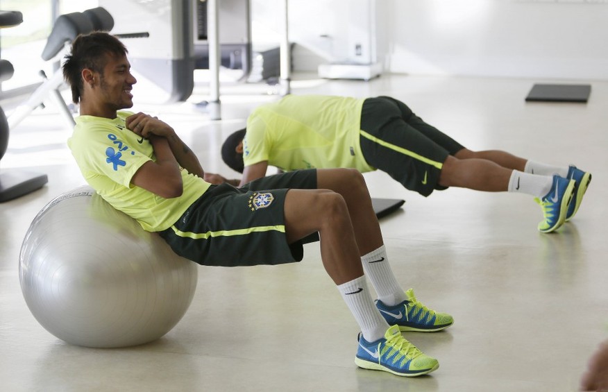 巴西隊長恢復(fù)參加合練 內(nèi)馬爾等人水中訓(xùn)練