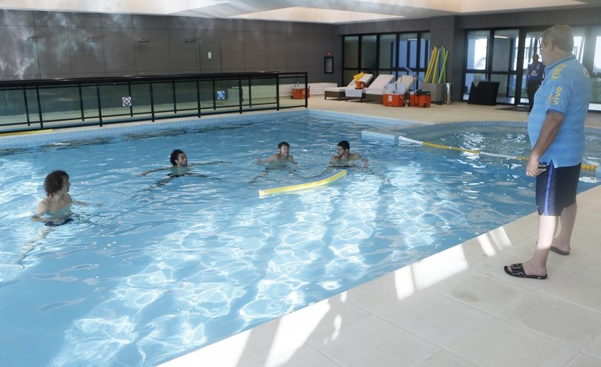 巴西隊(duì)長恢復(fù)參加合練 內(nèi)馬爾等人水中訓(xùn)練